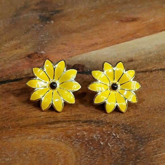BOGO EARRINGS Enamel Daisy Stud Earrings, Used Floral Earrings, Vintage Earrings - Picture 2 of 4
